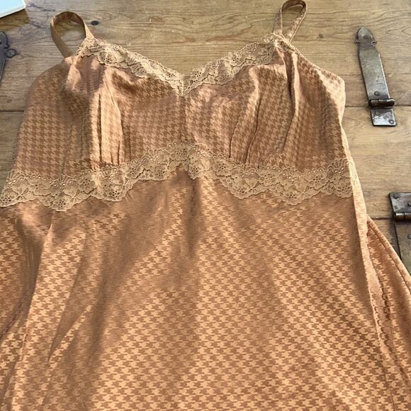 Woman’s Torrid Tea Length Woven Jacquard Lace Trim Cami Dress Size 2 - Picture 6 of 9